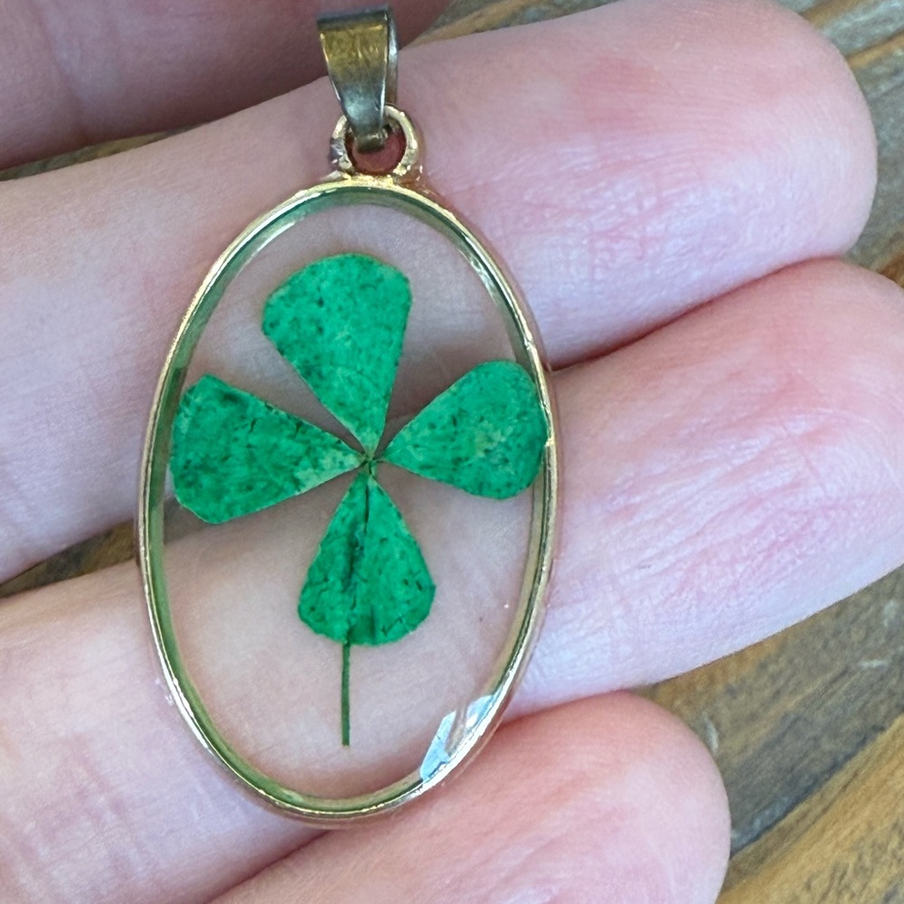 Vintage 4 Four Leaf Clover Pendant Gold Tone Resin Clear Acrylic